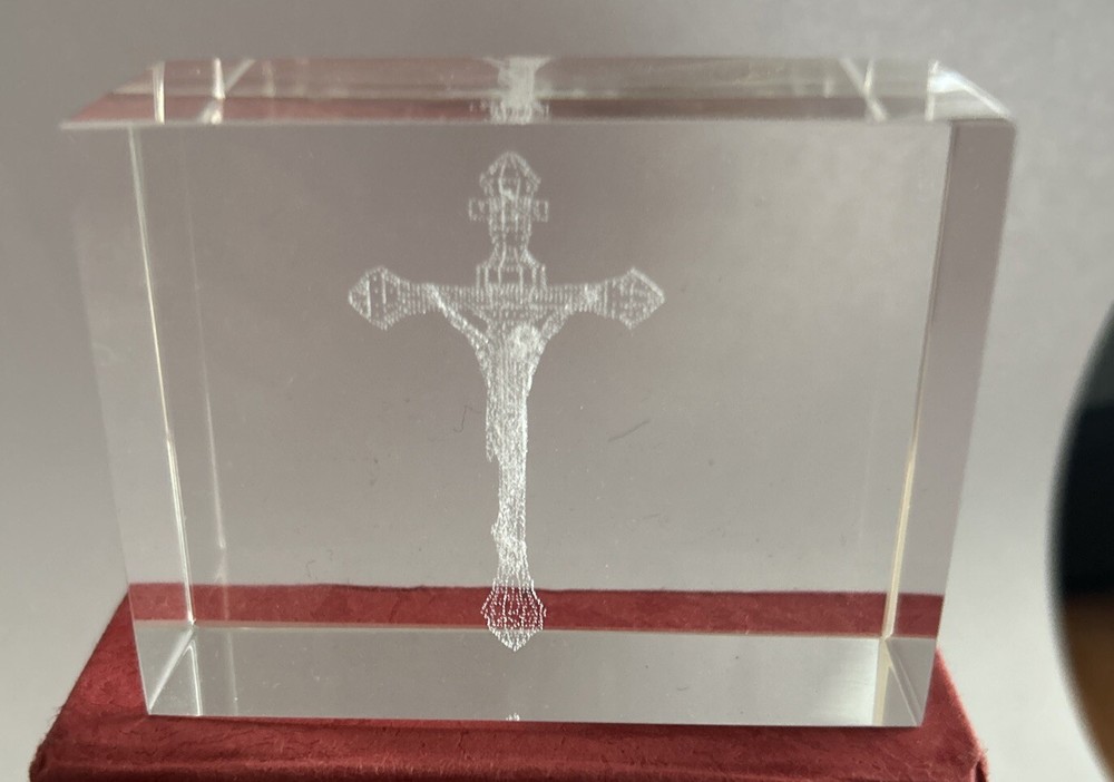 Paperweight Jesus Christ On Cross 3D Laser Etched Crystal Glass Red Case EUC