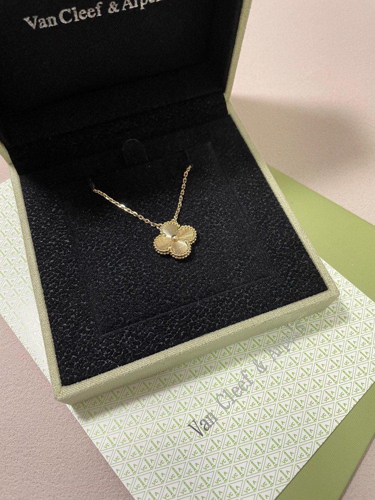 Van Cleef & Arpels Vintage Alhambra 1 Motif Guilloche Gold Clover Necklace