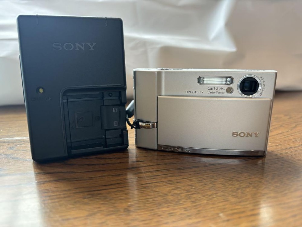 Sony DSC-T30 10.1MP Silver Digital Camera Tested Working Compact Clean  