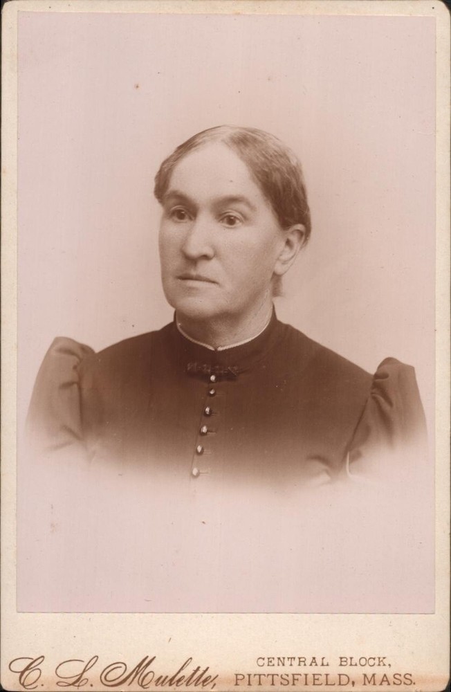 1880s PITTSFIELD, MASSACHUSETTS antique cabinet card photograph OLDER WOMAN - E7