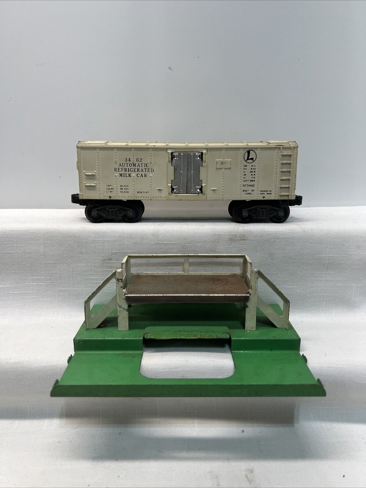 Lionel Train 3482 Automated Milk Car & #3462P Platform-image