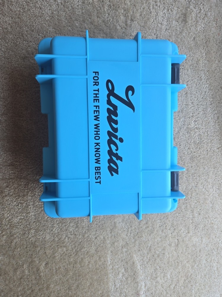 Invicta 8-Slot Watch Storage Case in Vibrant Blue