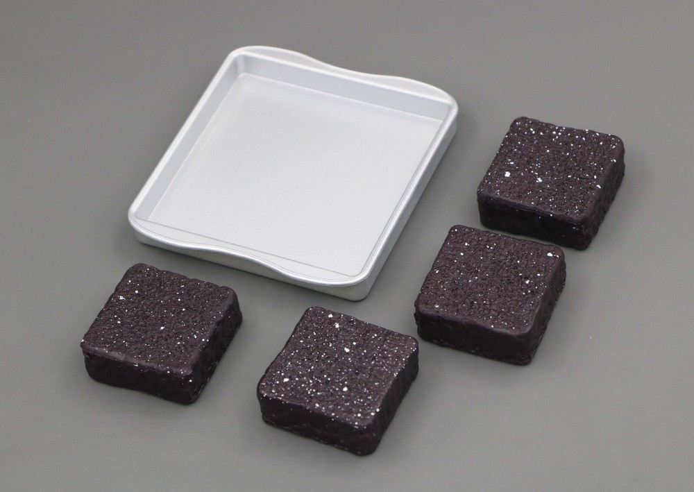 American Girl Gourmet Kitchen brownie pan & 4 brownies for 18'' doll baking