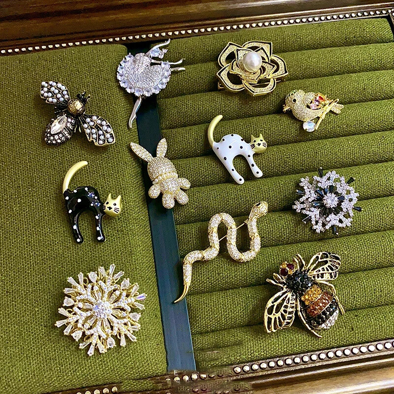 Retro Exquisite Butterfly Bee Brooch French Fashion Suit Pin Women Accessories