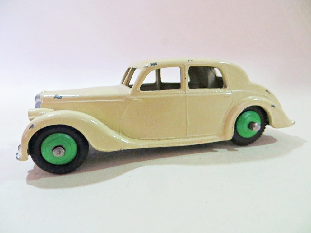 DINKY 40a 'RILEY SALOON'. WHITE/CREAM. VINTAGE, COMPLETE. GOOD.