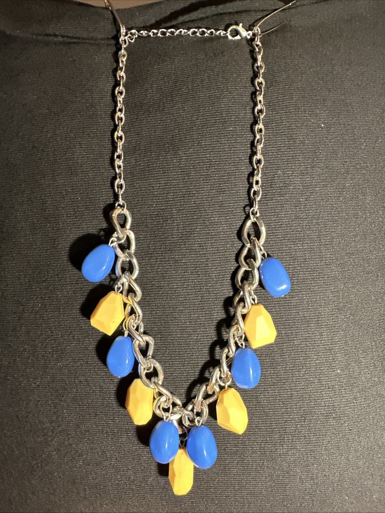Un hermoso collar azul y amarillo