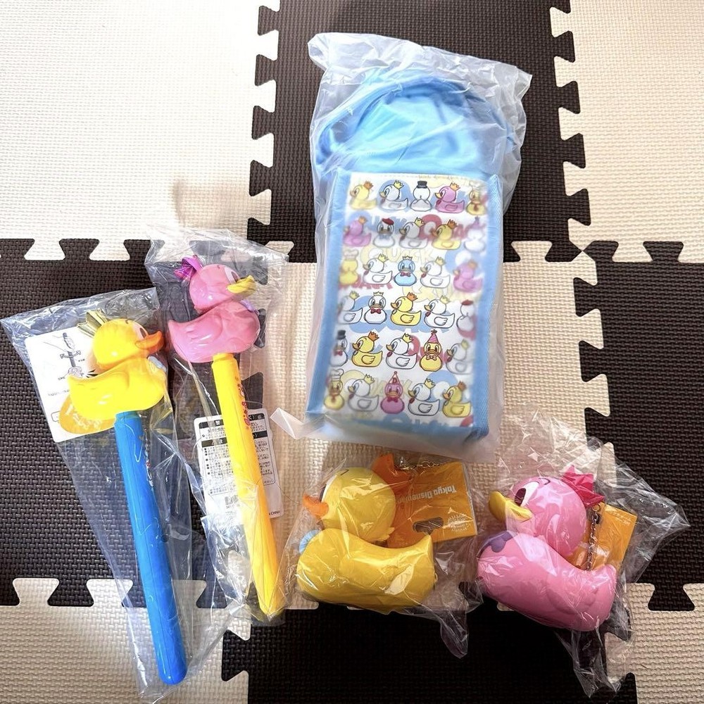 Disney Donald Duck Quacky City Charm Silicone Shoulder Bag 2025-image