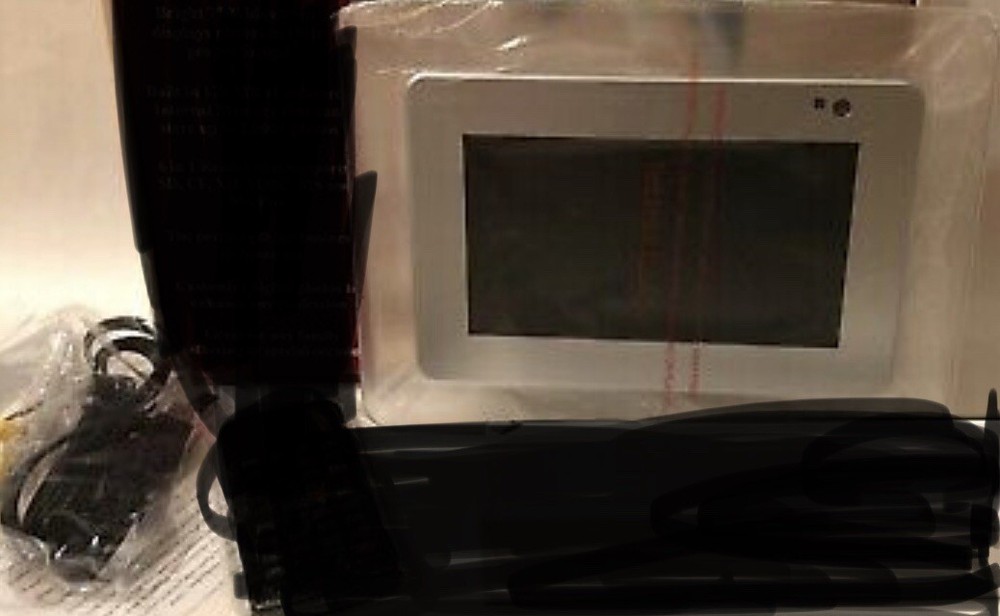 Smart digital photo frame with HD display and easy sharing-image