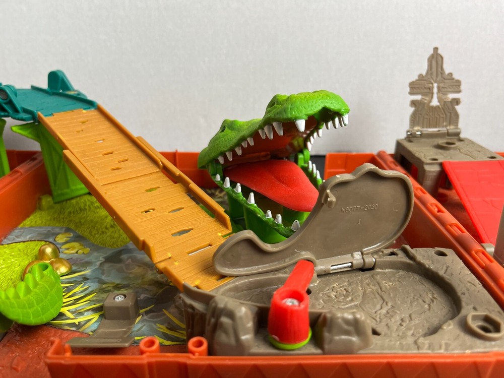 Matchbox Alligator Alley Fold & Carry Play Set Jungle Pop Up Case Toy