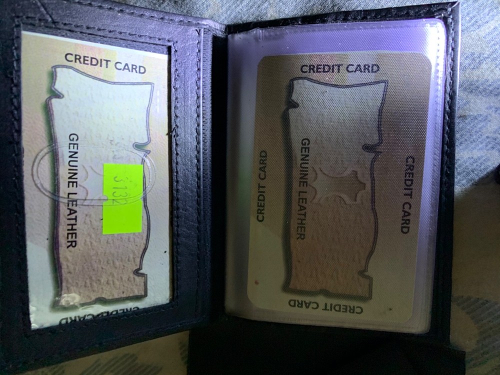 Slim RFID-blocking men's leather credit card wallet-image