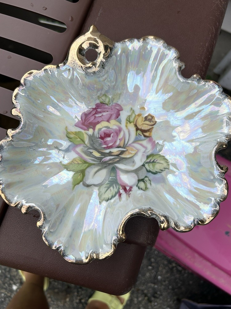 A beautiful Vintage Royal Crown Nut / Candy Dish Scalloped Edges 55/1148 BUY NOW-image