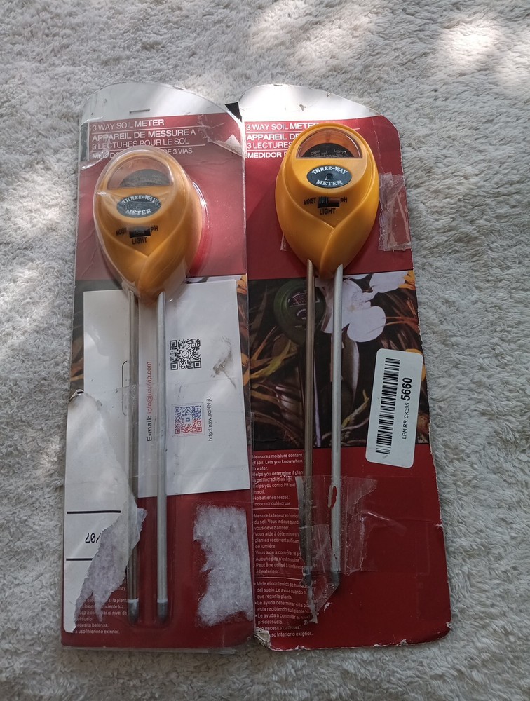 3 WAY SOIL METER MEASURES MOISTURE, LIGHT, PH LEVEL INDOOR/OUTDOOR. Lot Of 2