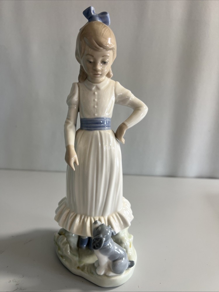 LLADRO NAO #0379 “My Dog Does Tricks”