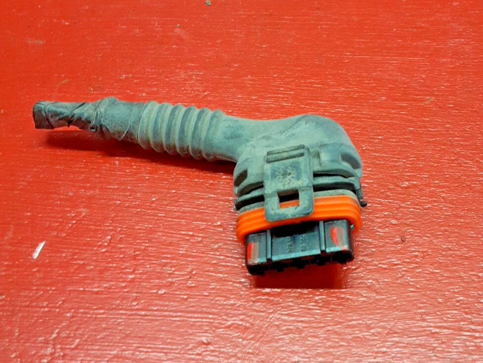 2004 Volvo S40 Fuel Pump Control Module Pigtail Connector 56010798