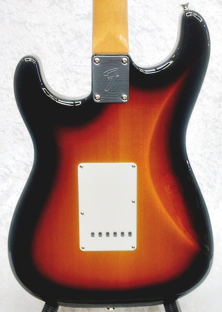 Fender Traditional Late 60s Stratocaster  3 Color Sunburst  JD24019423  3.47kg