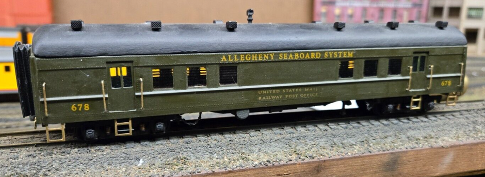 VINTAGE METAL SIDED CRAFTSMAN 60' COMBINE, PAINTED PRIVATE ROAD, W/CV SPRUNG TRU