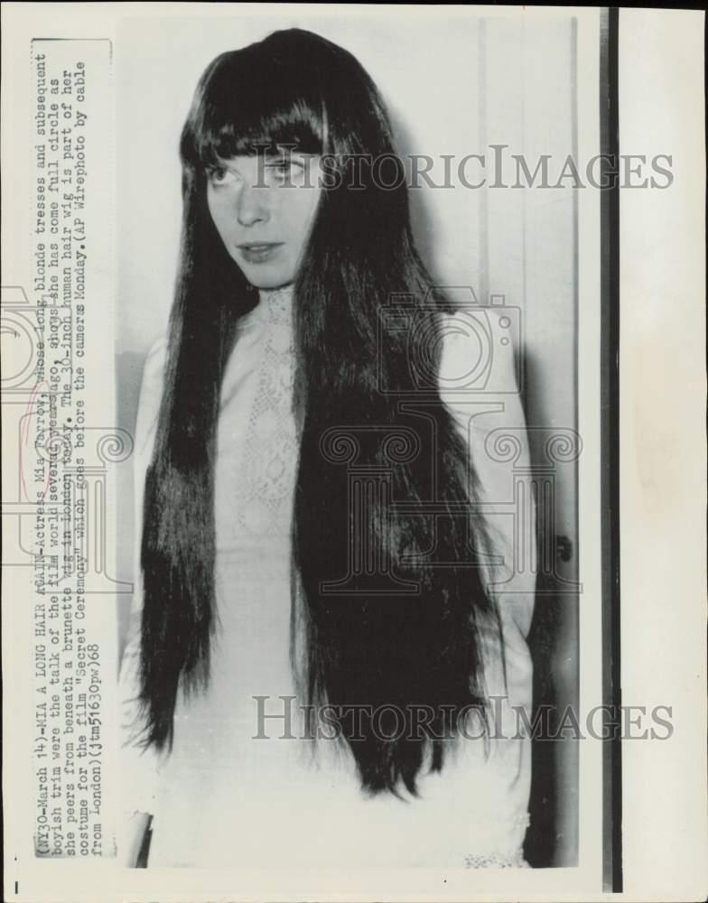 1968 Press Photo Actress Mia Farrow wears wig for film role in London