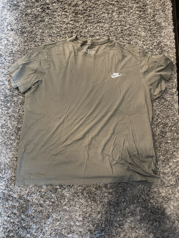 Nike Sportswear Club T-Shirt AR4997-380. XL. Olive Green. Preowned, good