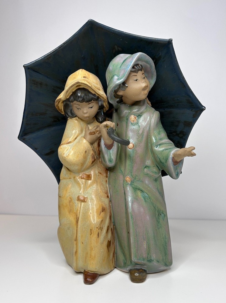 Lladro Vintage 1989 Porcelain Figurine Boy & Girl Sharing Umbrella in Rain