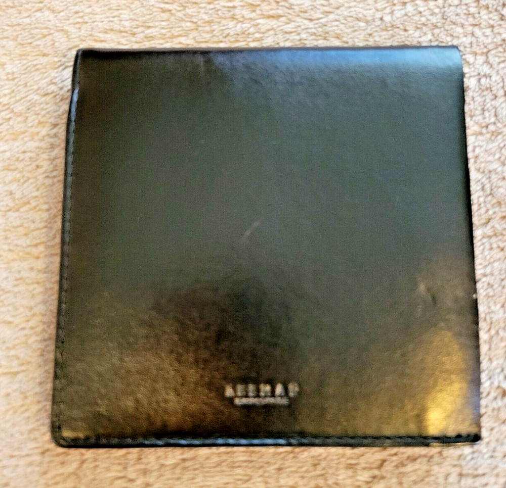 Stylish Leeman Leather Wallet Holds 10 Cards & 1 Passport 4.25x4.25 Inch-image