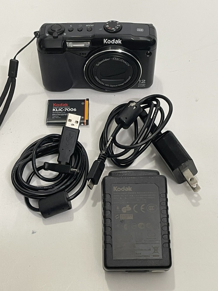 Kodak EasyShare Z950 12.0 MP Digital Camera. Charging Cord, Accessories.