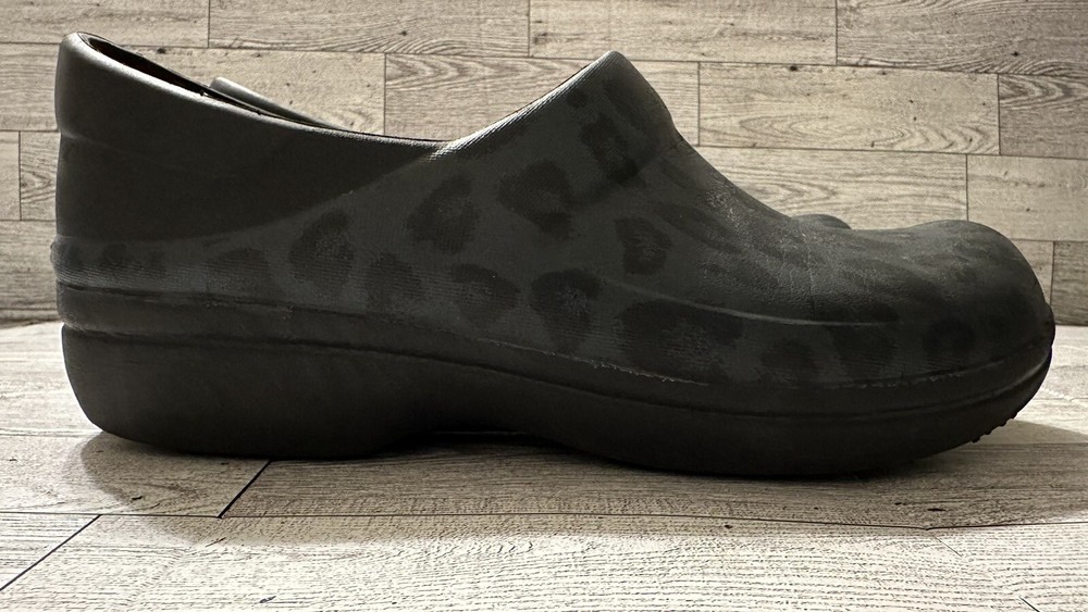 Women’s Croc Neria Animal Print   Slip On Clogs  Size 9