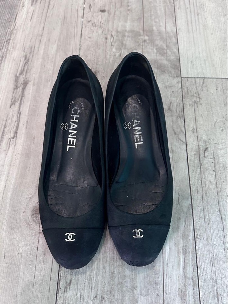 CHANEL Black Suede CC Logo Pumps Size 35 US 5.5 Rare Elegant Heels