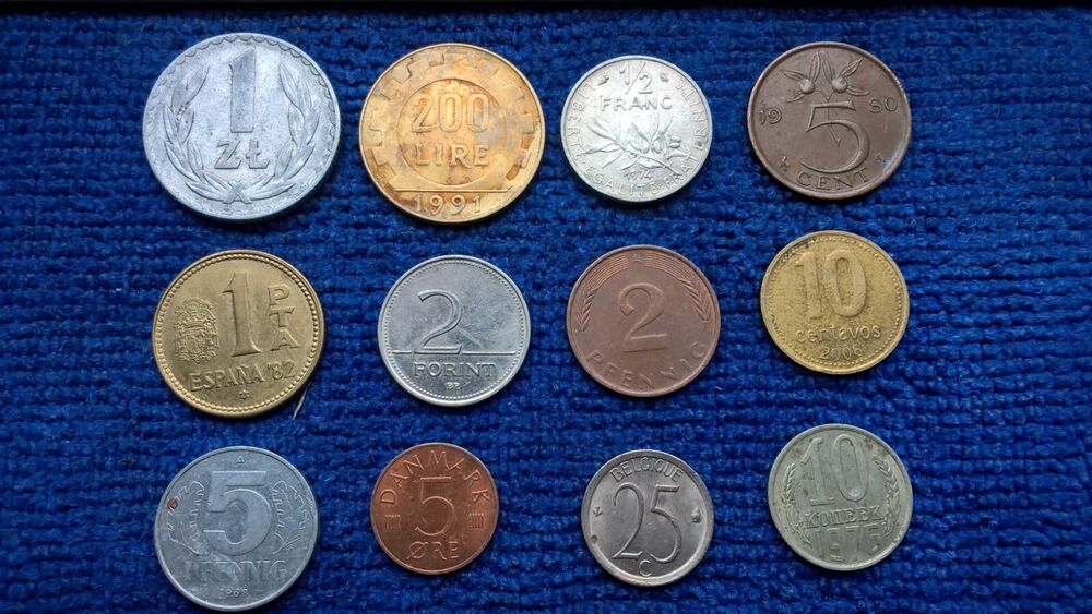d / A collection of many foreign/global coins