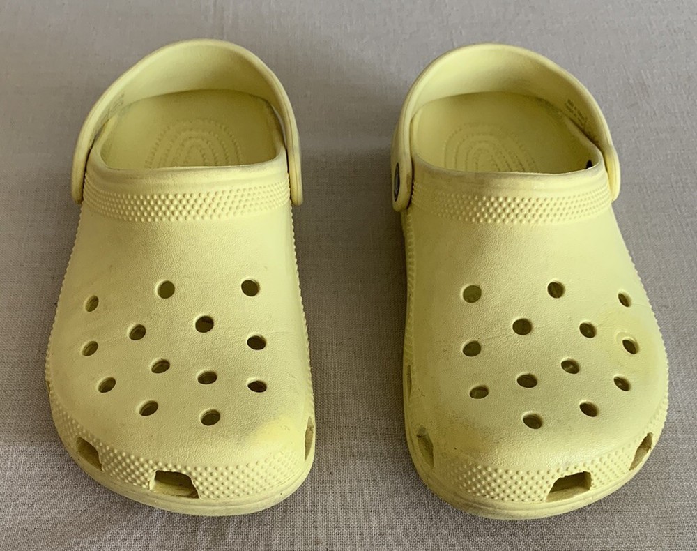 Crocs Classic Women Size 4 (Girls Size 2) Yellow Rubber Waterproof Clog Sandal
