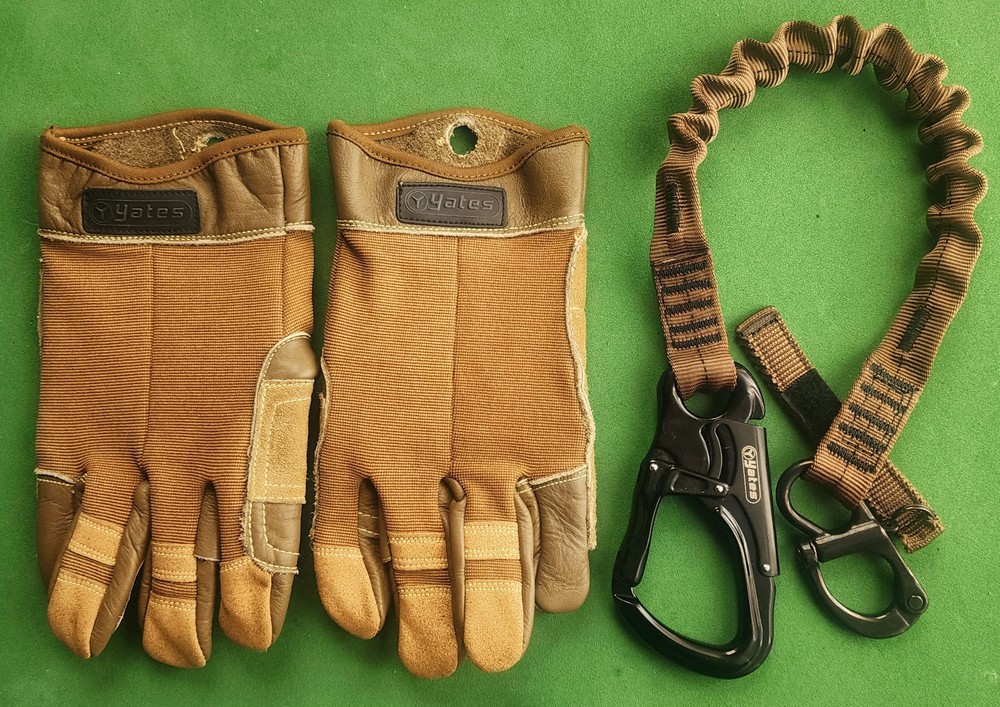 Yates Fast Rope Gloves Large with Helo Bungee Retention Lanyard