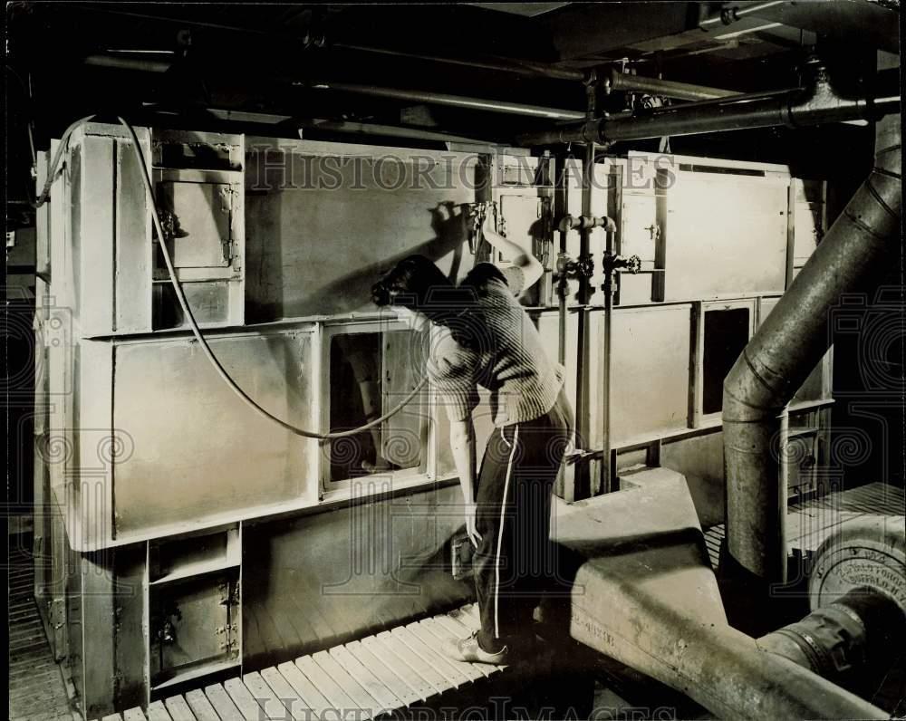 Press Photo Man peers into Peet-Grady synthetic insecticide chamber. - kfx34610