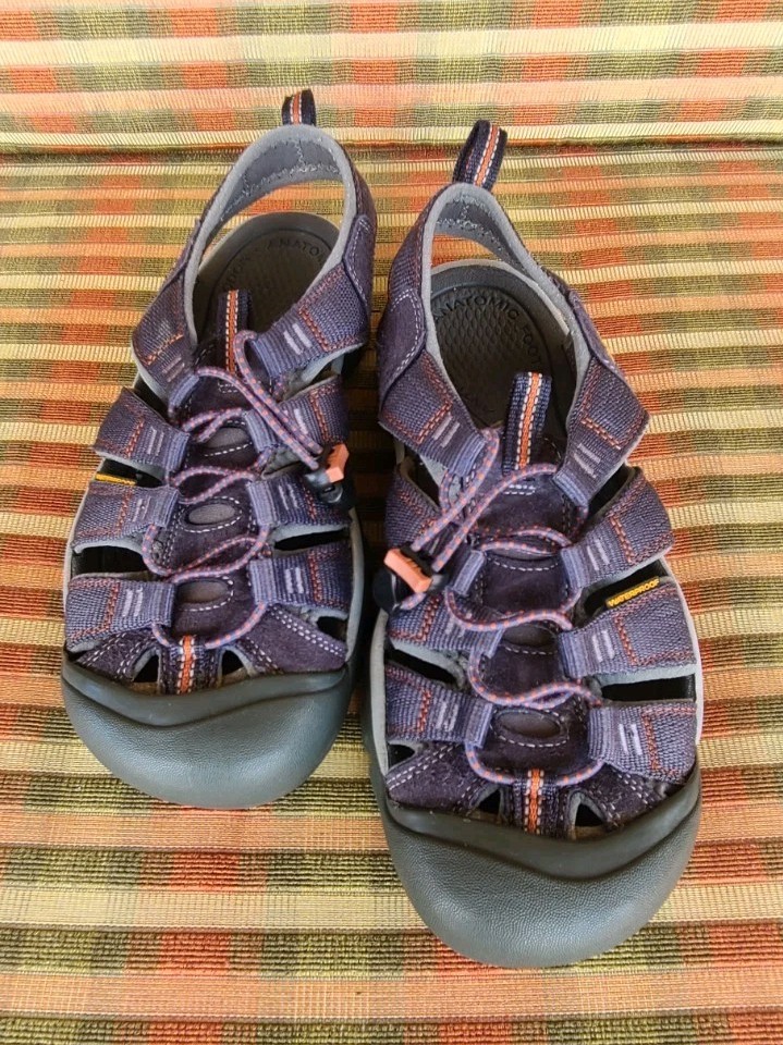 Keen Newport H2 Men's Slip-On Sandals Size 9 Gray for Hiking Beach Pool Outdoor