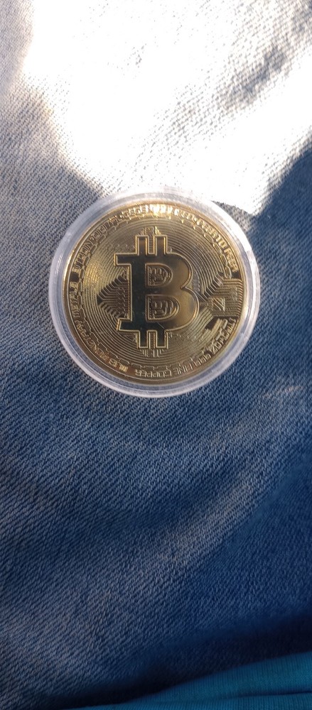 Bitcoin Gold Plated Physical Bitcoin BTC Cryptocurrency Collectible Coin in Case-image
