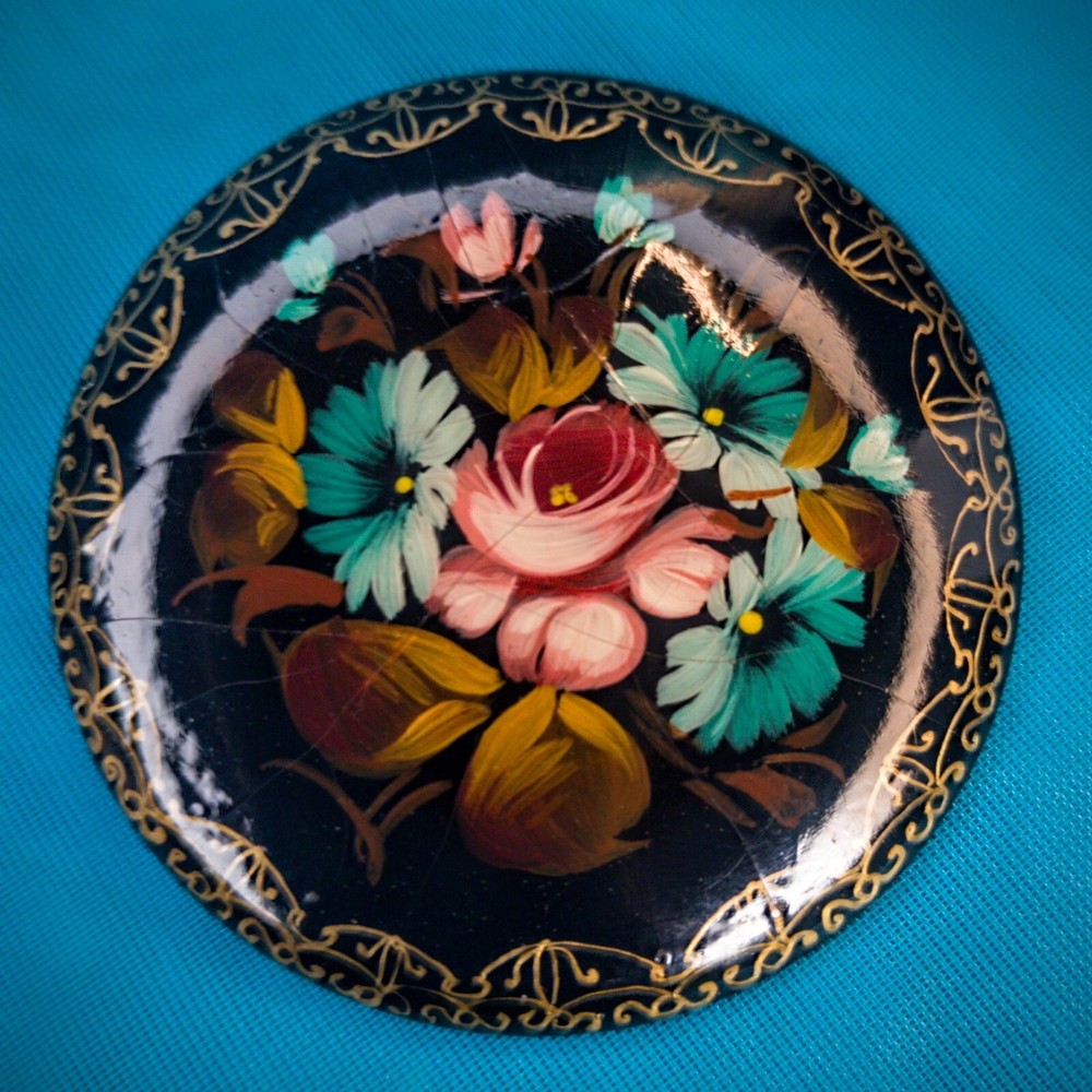 Vintage hand painted floral lacquered Russian brooch￼