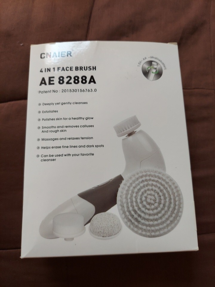 NIB 4 In 1 Cleansing & Exfoliating Device For Face & Body