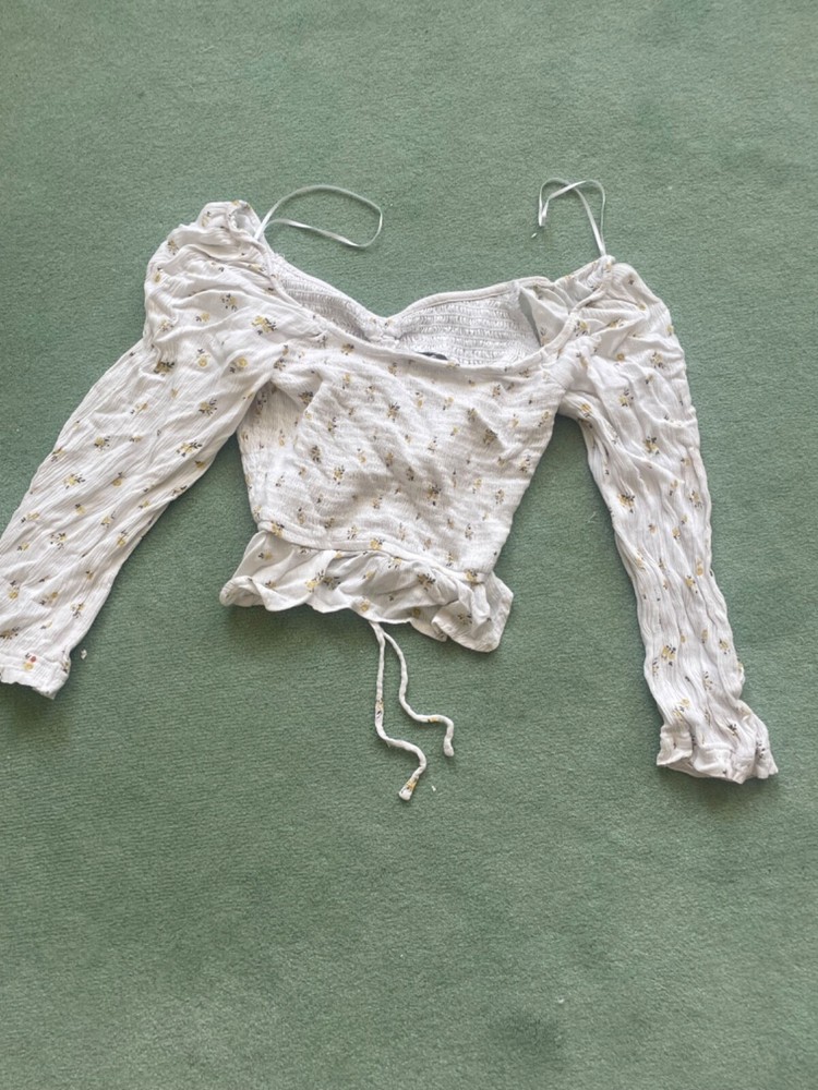 A cute fashionable crop top by Hollister Only worn once chic n cute buy now-image