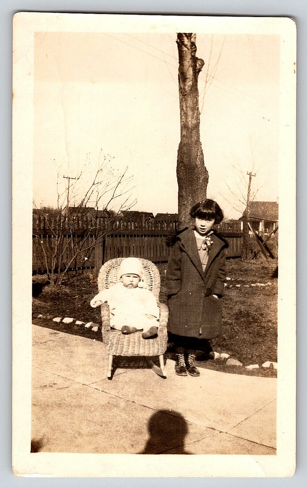 VINTAGE OLD ANTIQUE OUTDOOR PHOTO PICTURE FAMILY GIRL BABY WICKER CHAIR TREE