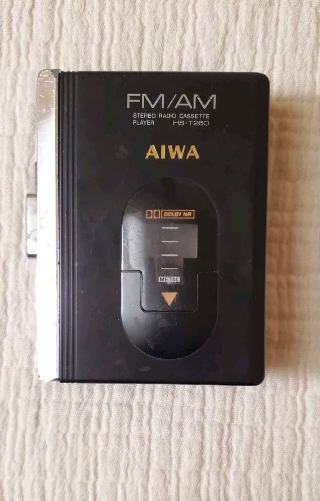 VINTAGE AIWA HS-T260  FM/AM STEREO RADIO CASSETTE PLAYER  PARTS/REPAIR OF RADIO
