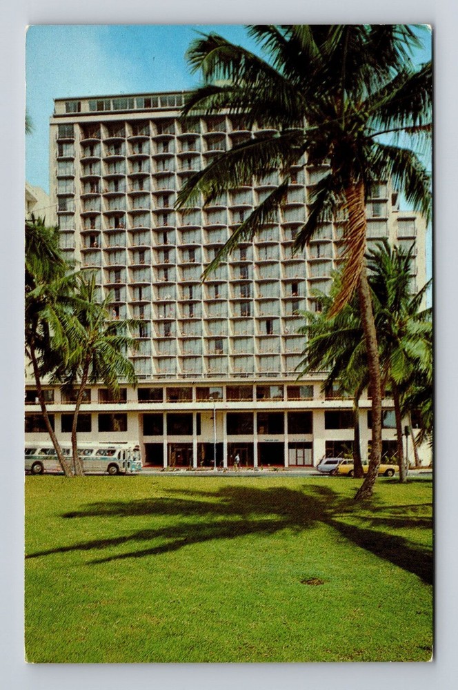 Waikiki HI-Hawaii, Outrigger East Hotel Main Lawn, Advertising Vintage Postcard