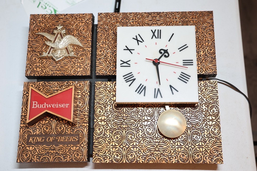 Vintage Budweiser King of Beers Lighted Clock Retro Decor