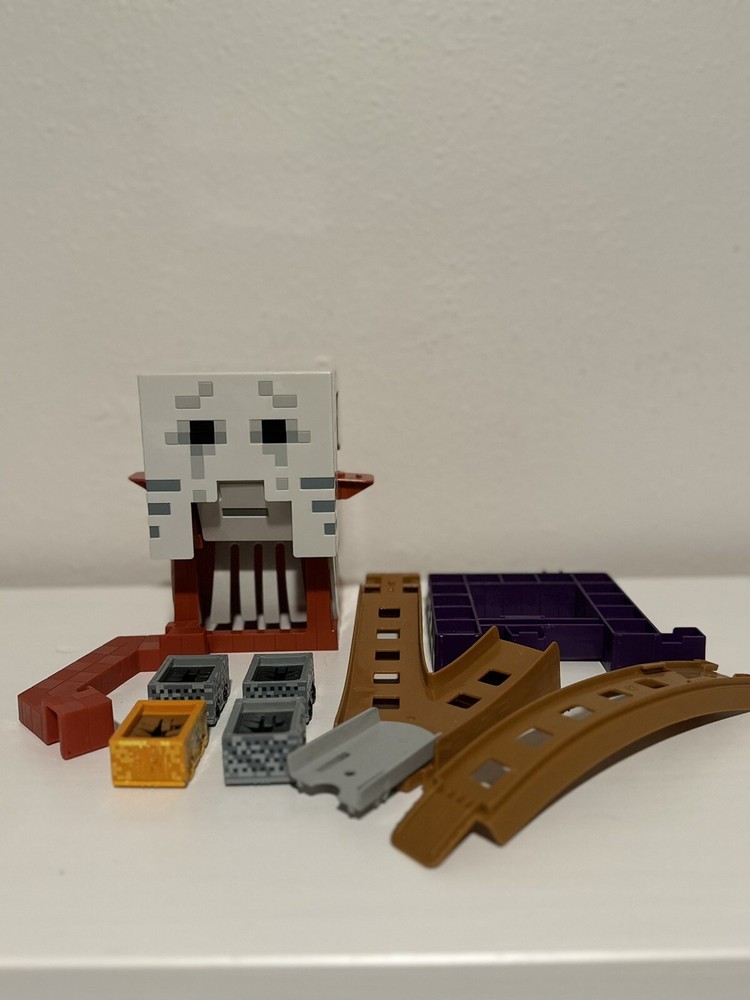 Hot Wheels x Minecraft | Ghast Attack Track + 4 Hot Wheels Minecraft Carts
