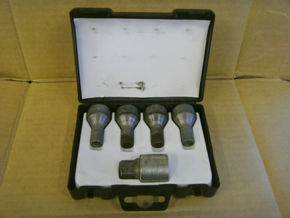 FIAT DOBLO 2008 X4 LOCKING WHEEL NUTS ,BOLTS AND 1 KEY