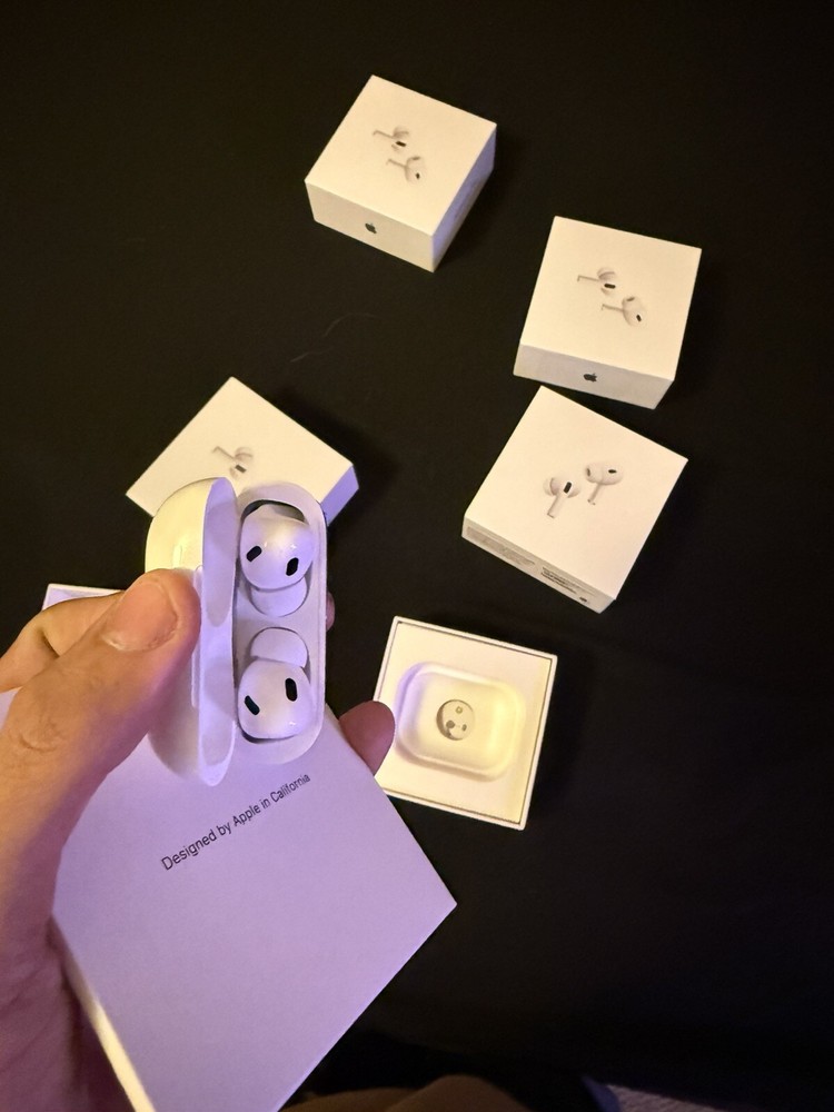 Apple AirPods Pro 2 USB-C MagSafe Charging Case MTJV3AM/A