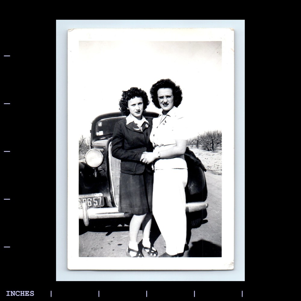 Vintage Photo AFFECTIONATE WOMEN BY CLASSIC CAR CALIFORNIA PLATES