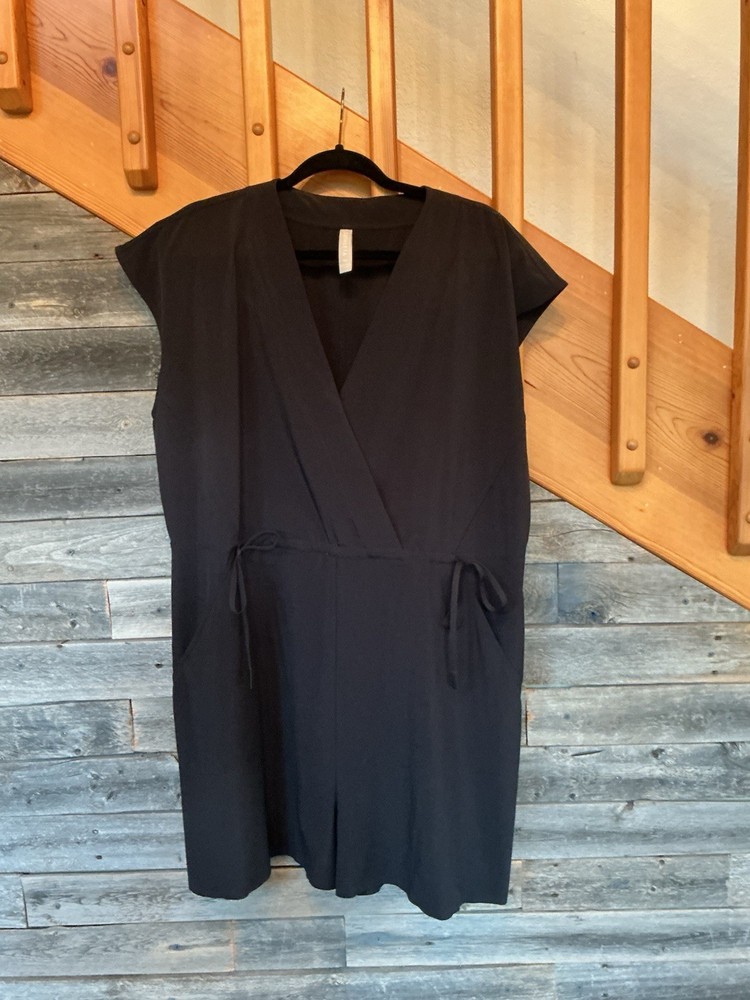 Athleta Women's Romper Jumpsuit Size XL Black VNeck With A hidden vanity button