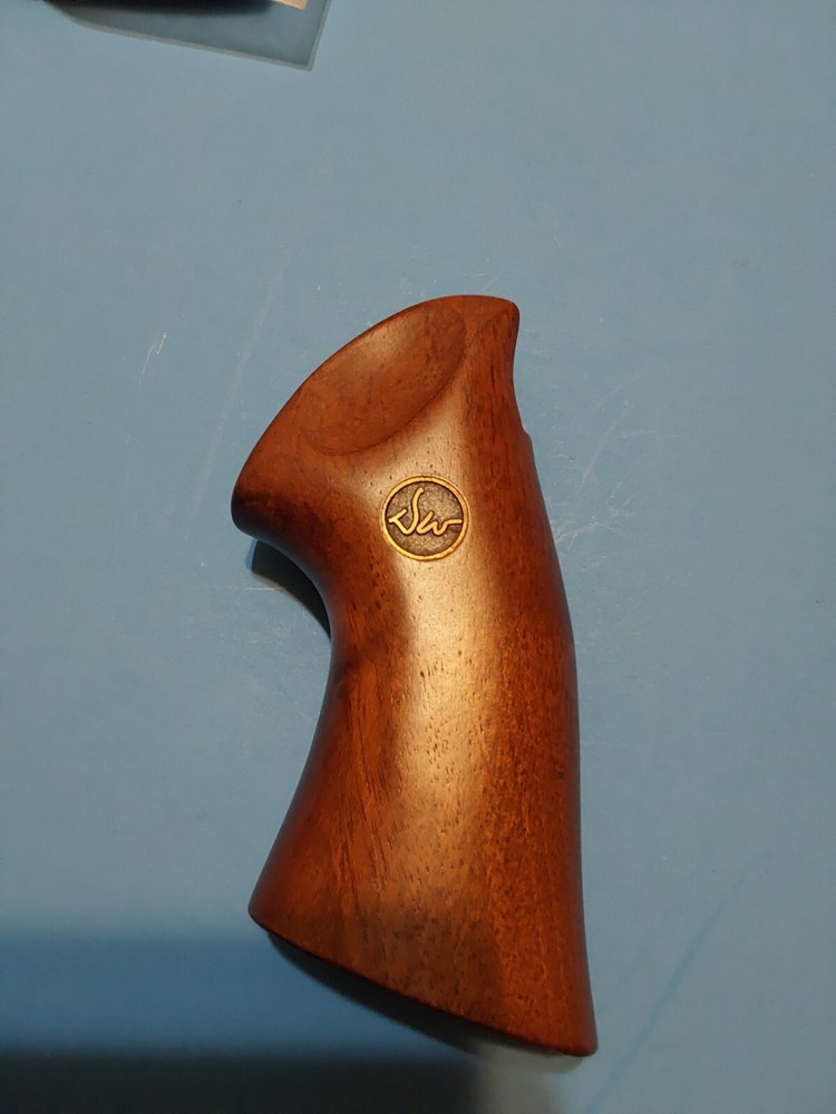 DAN WESSON REVOLVER WALNUT GRIPS SMOOTH WITH LOGO