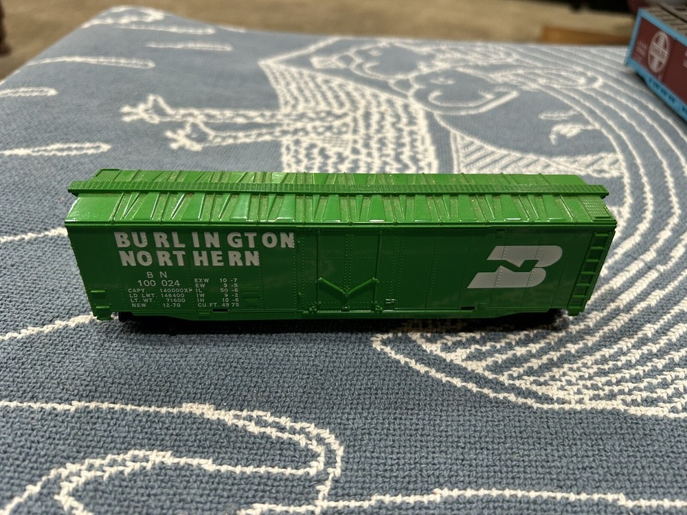 TYCO HO Scale Burlington Northern Plug Door Box Car BN 100024 rolling stock