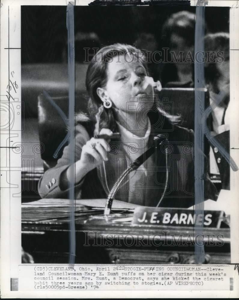 1974 Press Photo Councilwoman Mary Zunt smokes during council session in Ohio