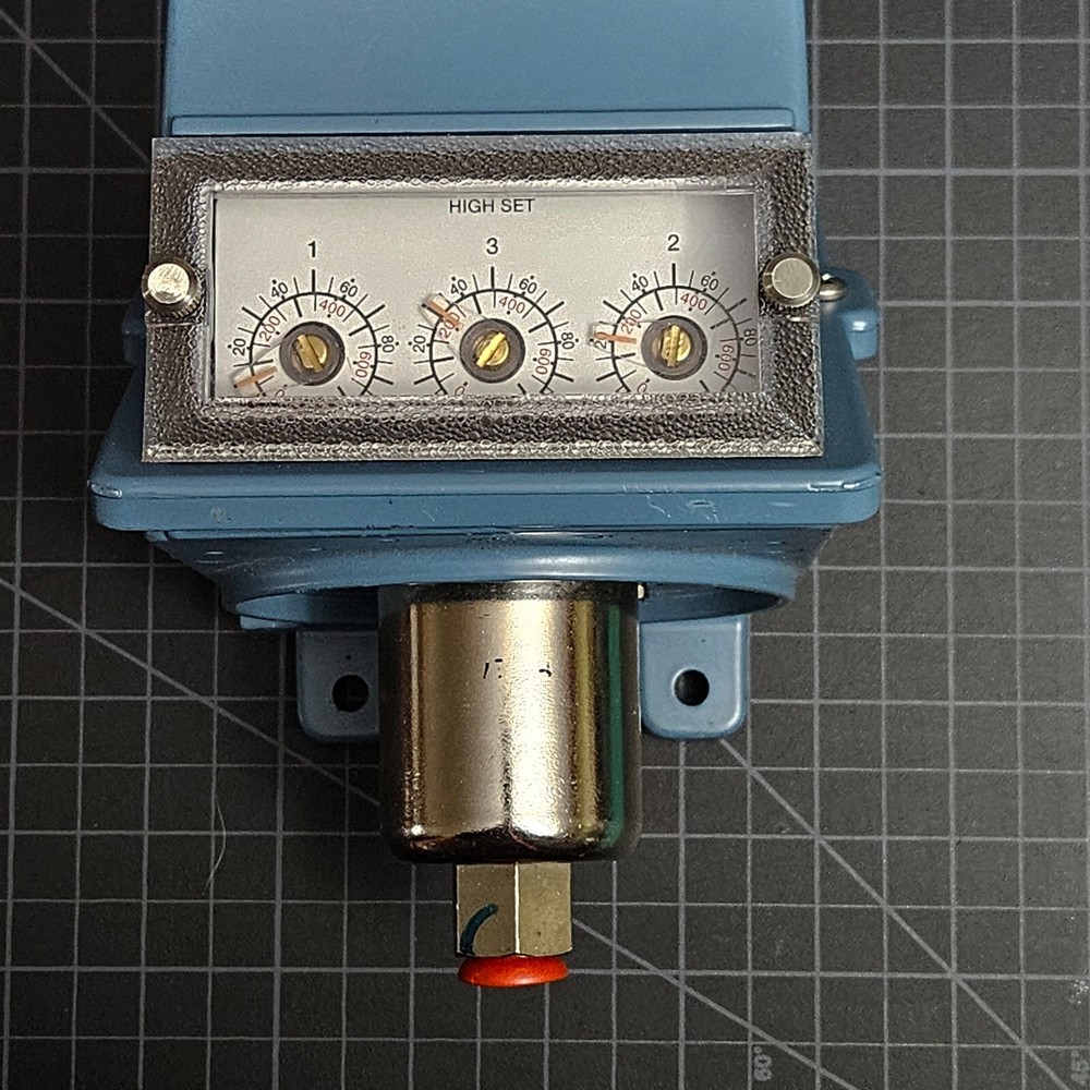 United Electric Controls H403-156 Switch, Pressure, Vacuum,  3 switch set points