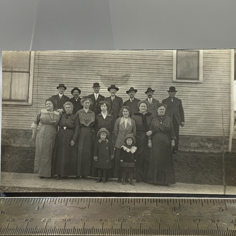 RPPC Postcard Of A Large Family. Well Dressed Good Condition
